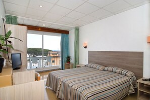 Habitación doble | Minibar, caja de seguridad en la habitación, escritorio y cunas 