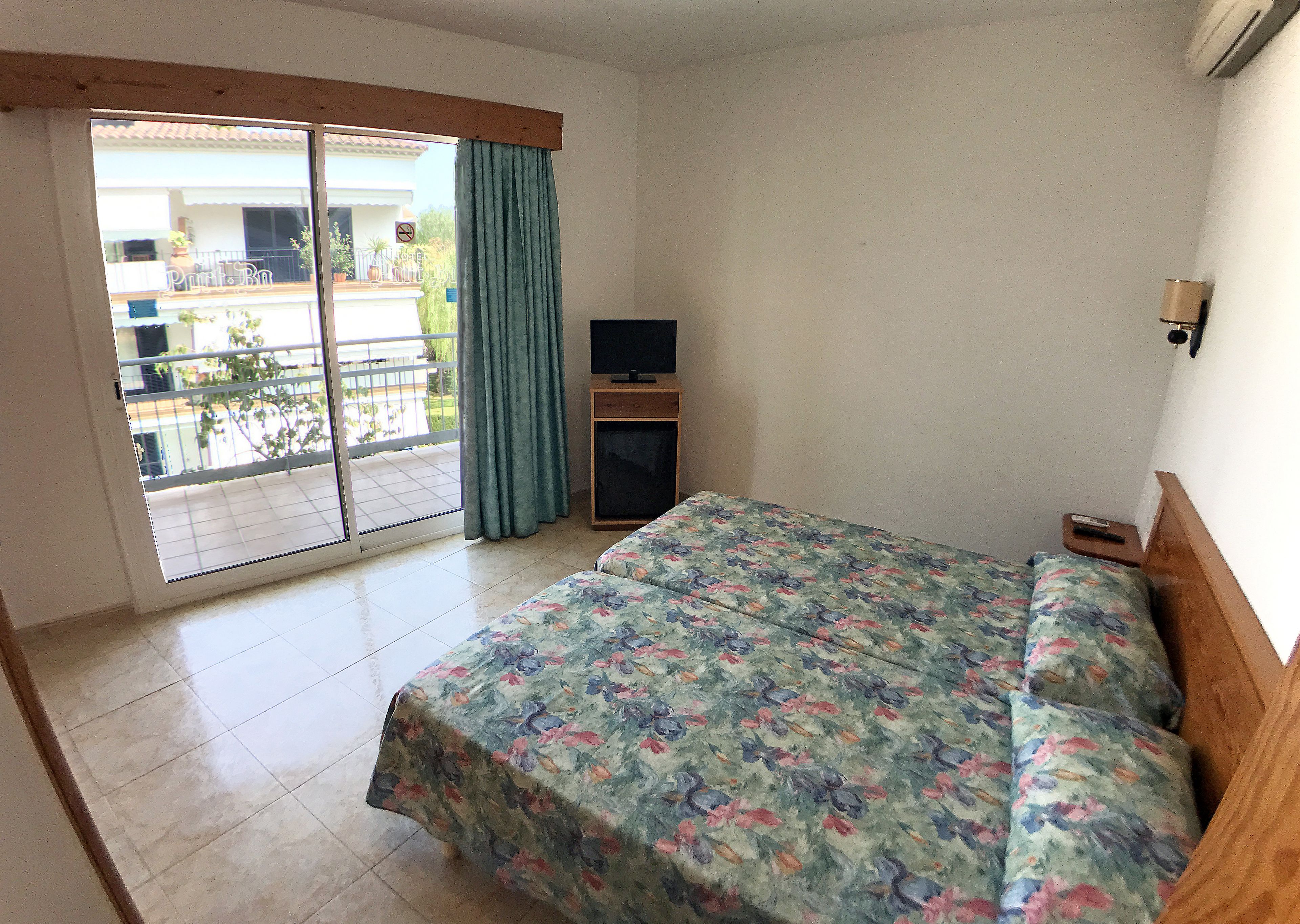 family room | minibar, in-room safe, desk, cots/infant beds