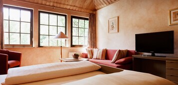 Doppelzimmer, Nichtraucher, Seeseite | Hochwertige Bettwaren, Zimmersafe, individuell dekoriert, Schreibtisch