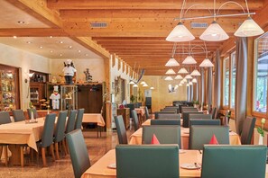 Breakfast, lunch, dinner served; Regional cuisine - Hotel Forellenhof (Bundenbach)