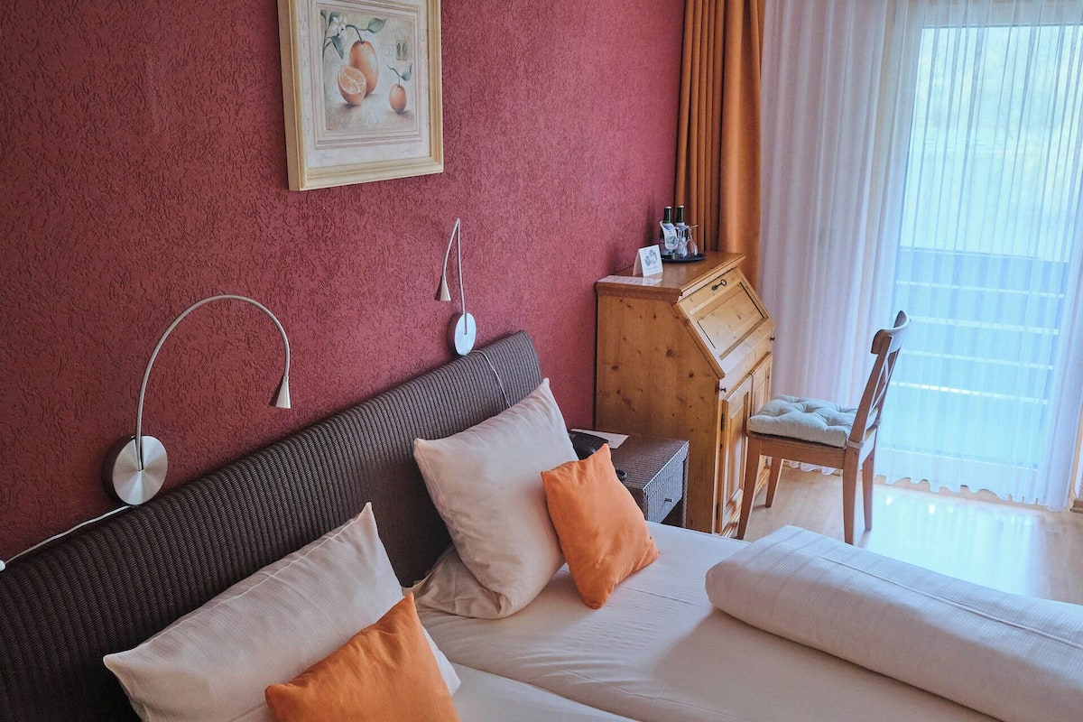 Premium bedding, in-room safe, desk, laptop workspace