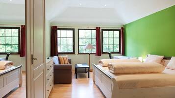 Doppelzimmer, Nichtraucher | Hochwertige Bettwaren, Zimmersafe, individuell dekoriert, Schreibtisch