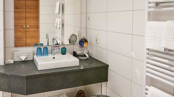 Dusche, kostenlose Toilettenartikel, Haartrockner, Handtücher