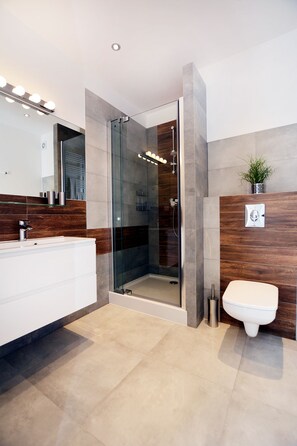 Apartment (Prestige Morska 2/14) | Bathroom | Shower, free toiletries, hair dryer, towels - Golden Sun Apartments - Port (Kolobrzeg)