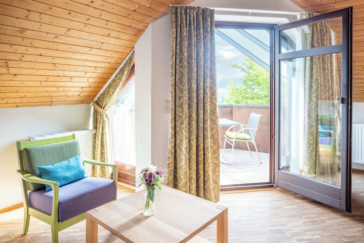 Caja de seguridad en la habitación y espacio para trabajar con laptop