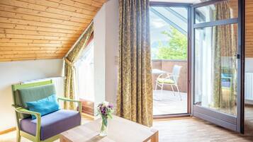 In-room safe, laptop workspace, iron/ironing board, free WiFi