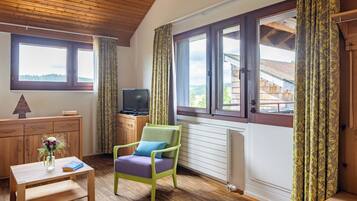 Appartement, balkon | Een kluis op de kamer, een laptopwerkplek, een strijkplank/strijkijzer