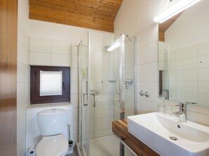 Apartemen, balkon | Kamar mandi | Shower, perlengkapan kamar mandi ramah lingkungan,  dan pengering rambut