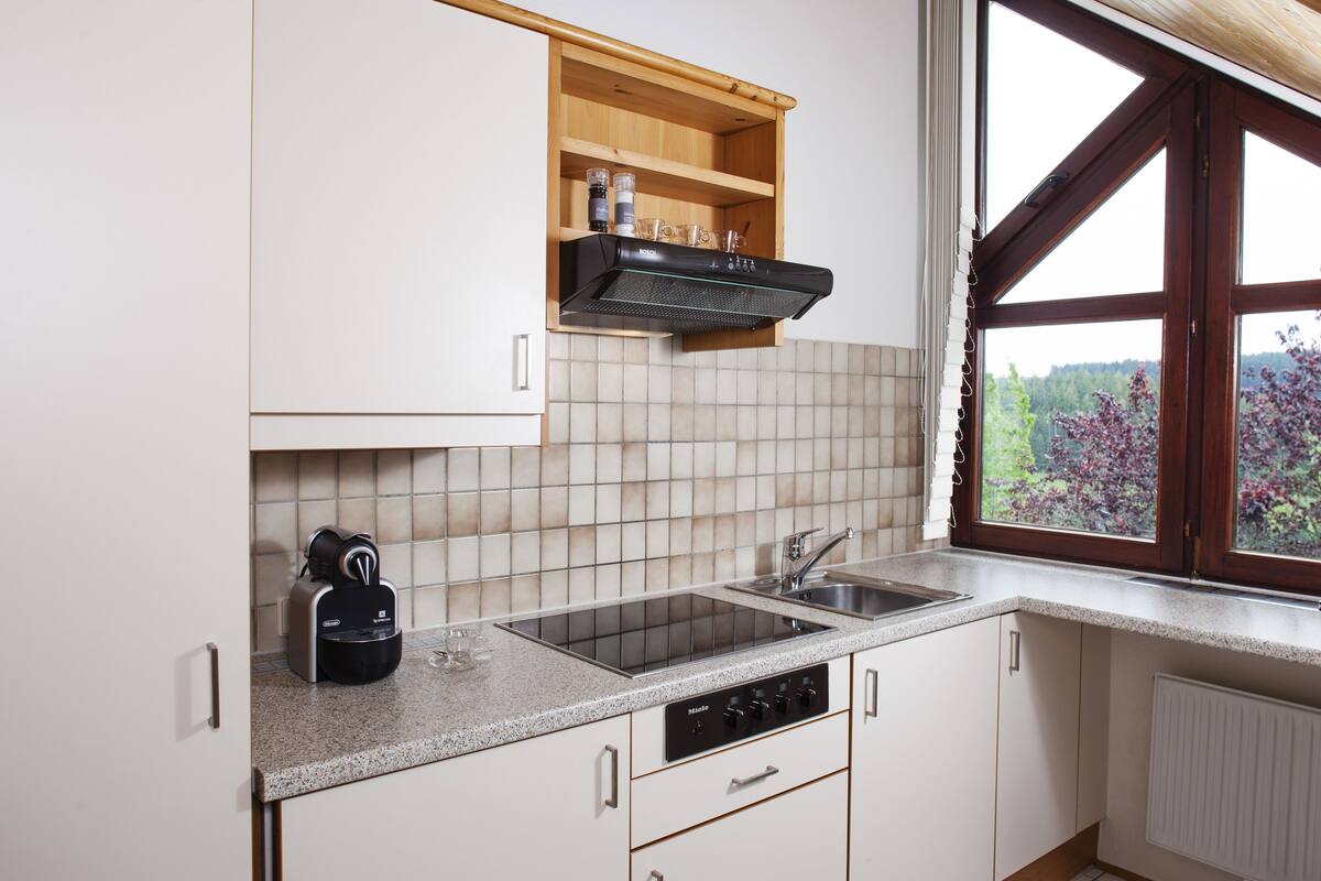 fridge, stovetop, coffee/tea maker, electric kettle