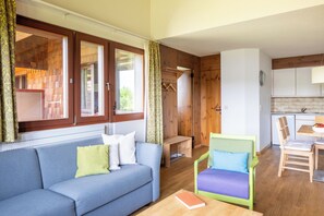 Appartamento, 2 camere da letto | Area soggiorno | TV a schermo piatto