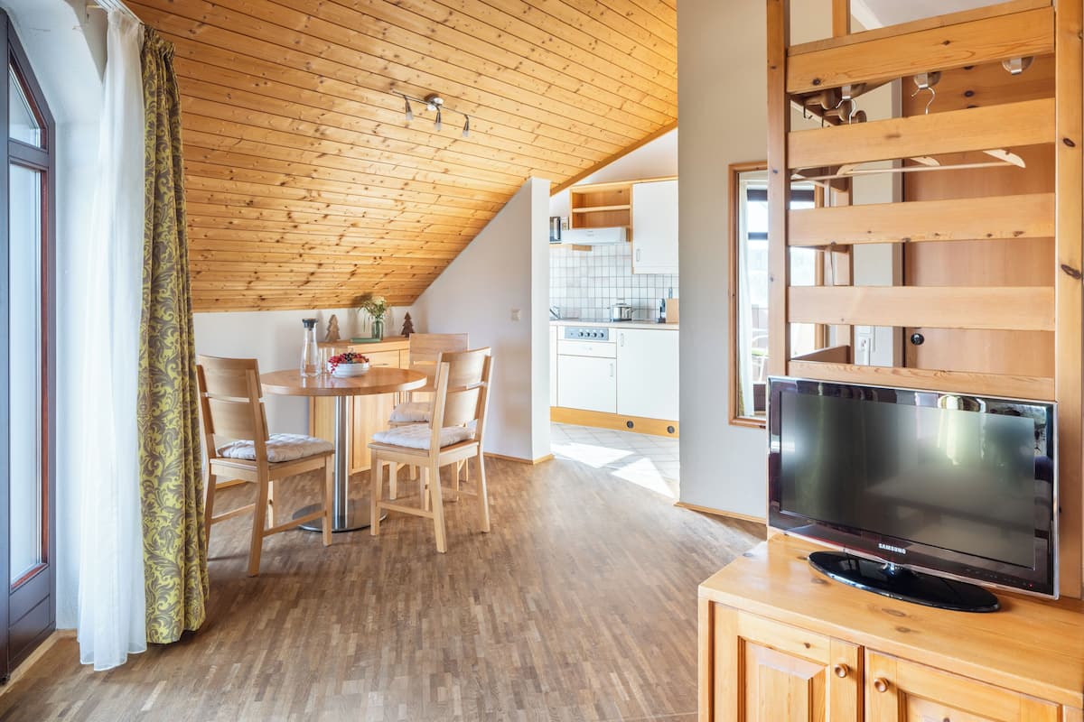 Deluxe-studio | Tallelokero huoneessa, kannettavalle tietokoneelle sopiva työtila