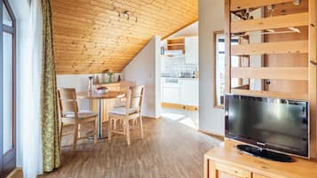 Deluxe studio | Een kluis op de kamer, een laptopwerkplek, een strijkplank/strijkijzer