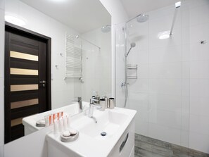 Apartemen (Polanki Park Klonowa 17 1A/110) | Kamar mandi | Shower, perlengkapan mandi gratis, pengering rambut, dan handuk