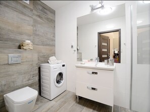 Apartemen (Polanki Park Klonowa 17 1A/110) | Kamar mandi | Shower, perlengkapan mandi gratis, pengering rambut, dan handuk