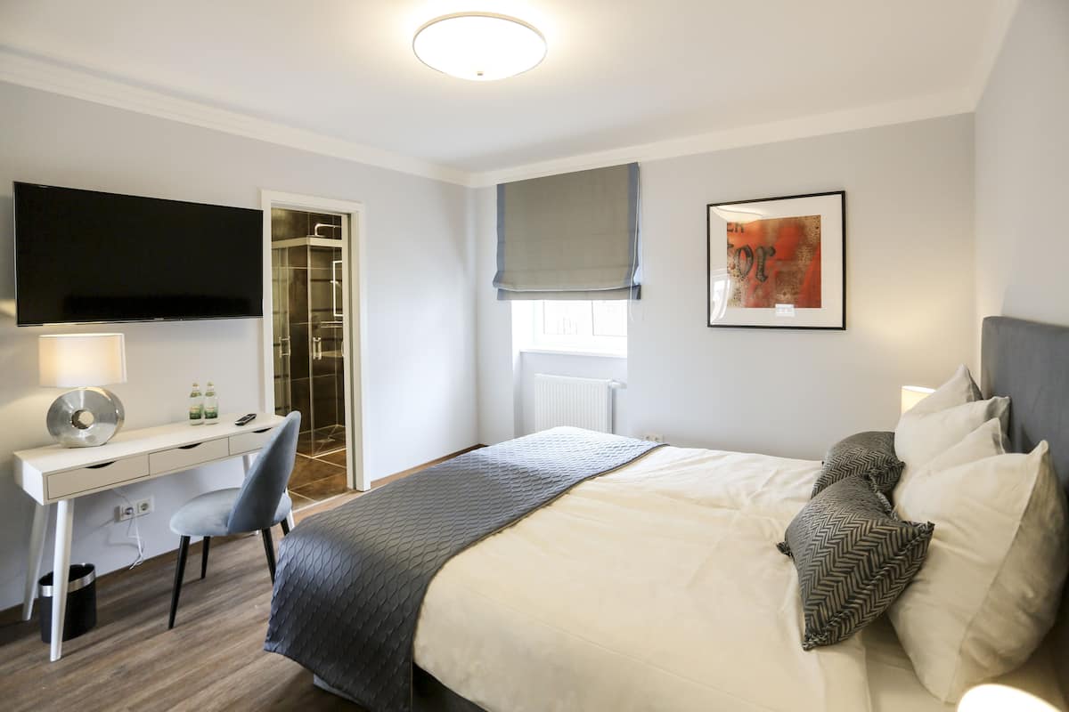 Premium bedding, in-room safe, soundproofing, free WiFi