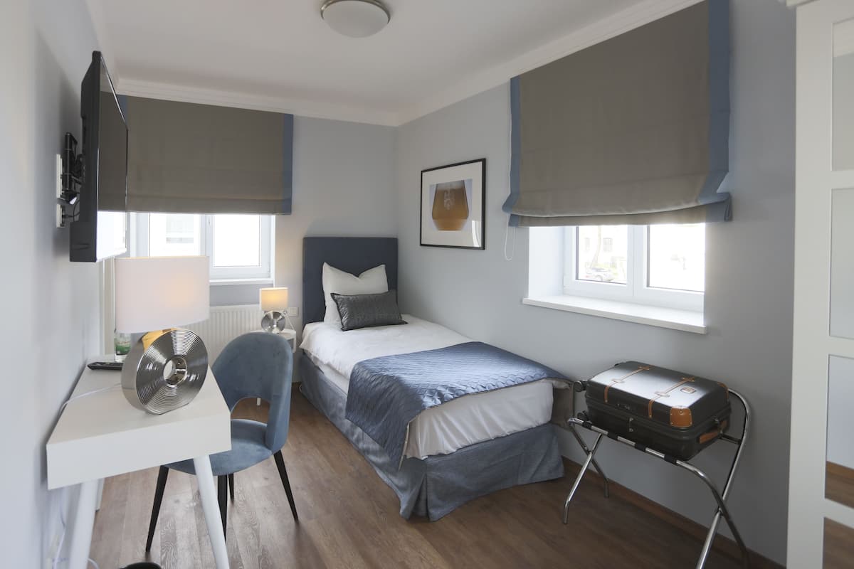 Premium bedding, in-room safe, soundproofing, free WiFi
