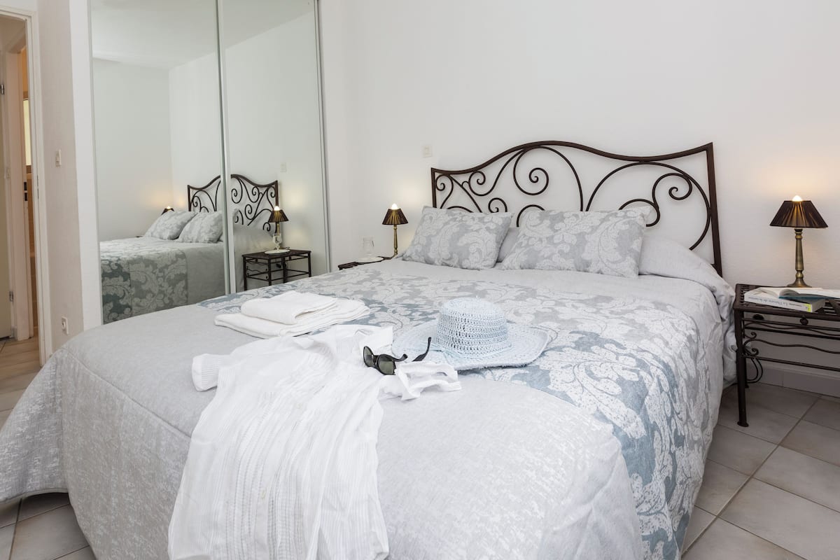 Premium bedding, in-room safe, blackout drapes, iron/ironing board