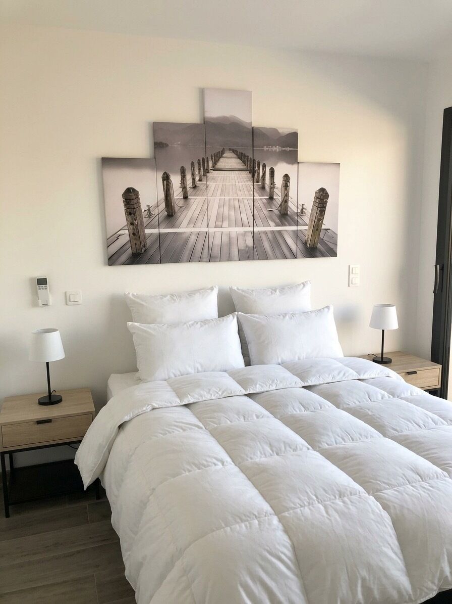 Ropa de cama de alta calidad y caja de seguridad en la habitación 