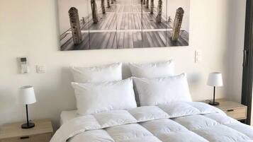 Ropa de cama de alta calidad y caja de seguridad en la habitación