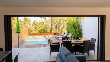 Villa – premium | Oppholdsområde | Flatskjerm-TV