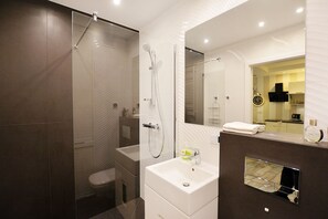 Apartment (Skandynawski, Baltycka 16A/16) | Badezimmer | Dusche, kostenlose Toilettenartikel, Haartrockner, Handtücher