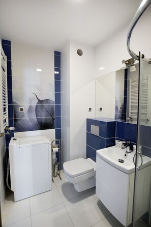 Apartment (Bursztynowy, Baltycka 16D/13) | Bathroom | Shower, free toiletries, hair dryer, towels - Golden Sun Apartments  - Bursztynowe (Kolobrzeg)
