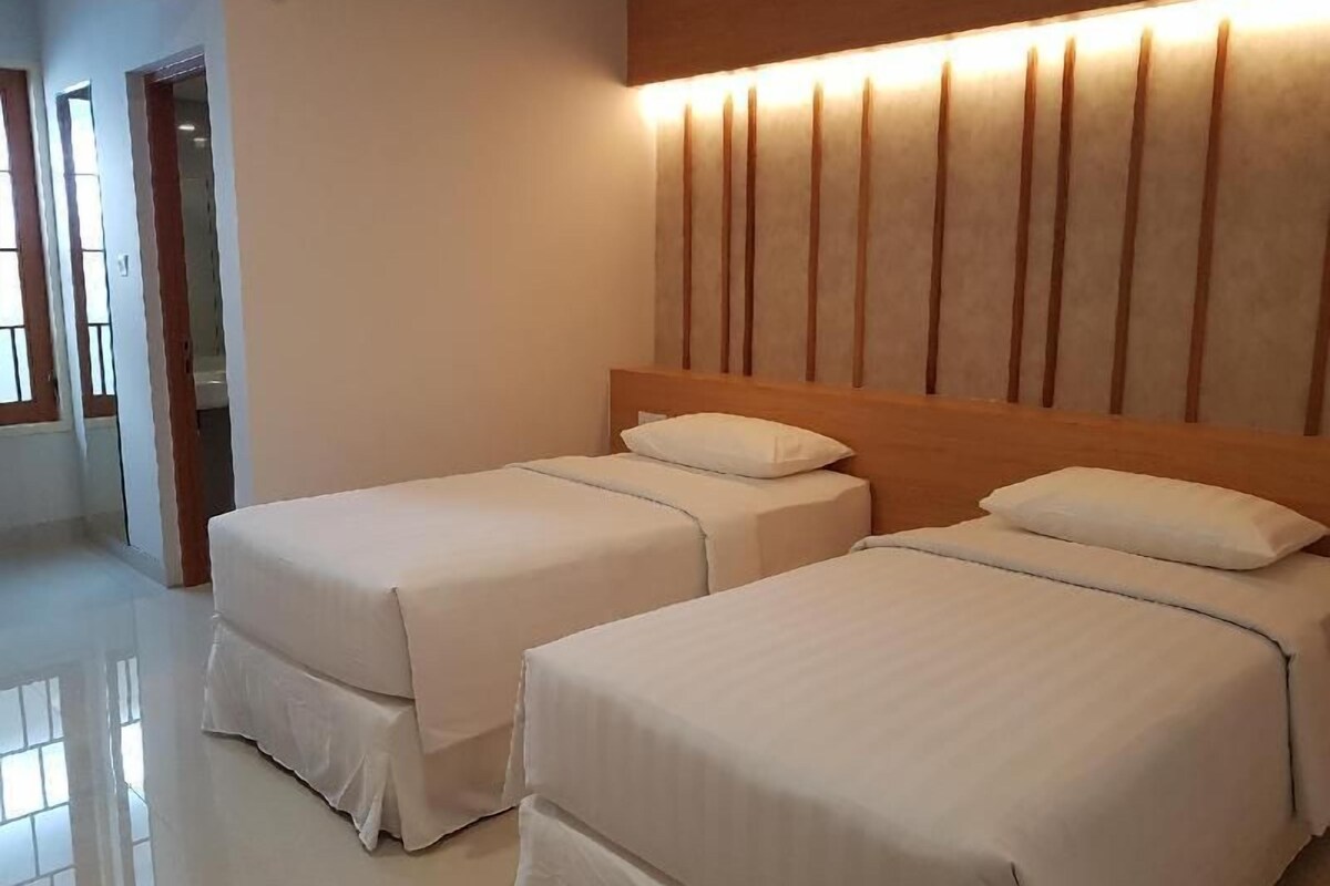 Premium bedding, desk, soundproofing, WiFi (free)