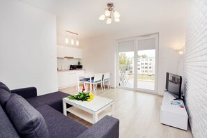 Apartment (Pogodny 4, Wylotowa 23 m.29) | Wohnbereich | Flachbildfernseher
