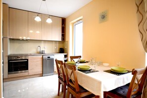 Apartment (Pogodny 2, Wylotowa 83 m 37) | Essbereich im Zimmer