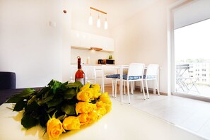 Apartment (Pogodny 4, Wylotowa 23 m.29) | Wohnbereich | Flachbildfernseher