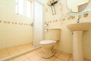 Dusche, kostenlose Toilettenartikel, Haartrockner, Hausschuhe