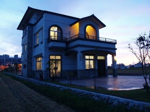 Fassade der Unterkunft – Abend/Nacht