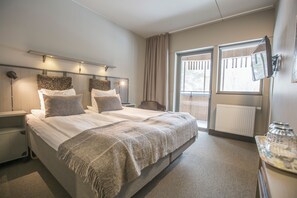 Quarto | Cortinas blackout, ferros/tábuas de passar roupa, berços (sobretaxa)