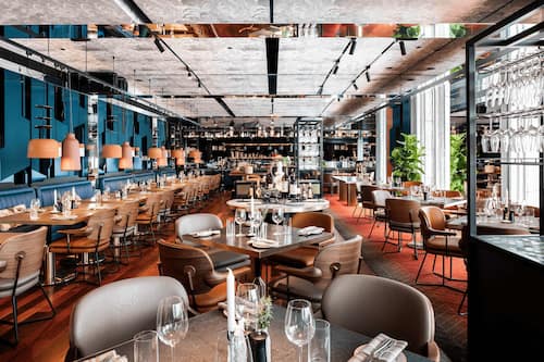 2 restaurants; breakfast, lunch and dinner served