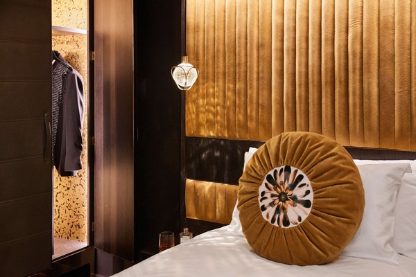 Bộ đồ giường cao cấp, nệm có lớp đệm bông, minibar