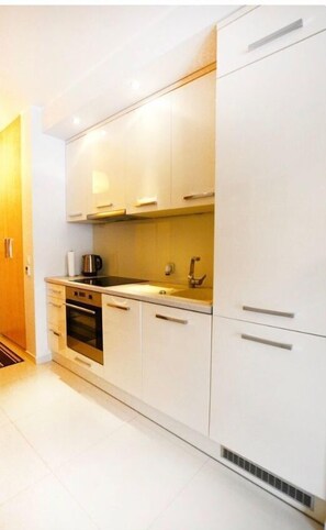 Apartamento (Apartment (Baltyk, Spacerowa 12/2)) | Cozinha americana privada | Geladeira, cooktop, chaleira elétrica