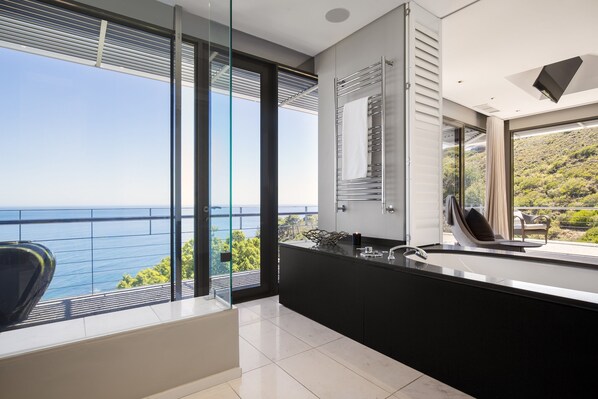 فيلا فاخرة - ٤ غرف نوم | حمام | أحواض استحمام وحجيرات دش منفصلة، حوض استحمام عميق