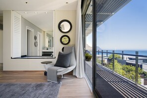 فيلا فاخرة - ٤ غرف نوم | شرفة/رواق