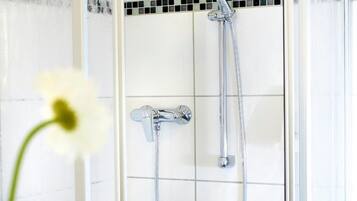 Ducha, artículos de tocador gratuitos, secador de pelo, toallas