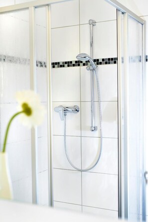Douche, articles de toilette gratuits, sĂšche-cheveux