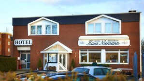 Un hotel con un letrero que dice "HOTEL" y "Restaurante Hotel Kais Niemann".