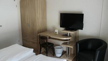 Frigobar, escrivaninha, cortinas blackout, ferros/tábuas de passar roupa