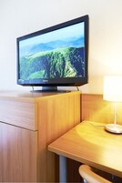 Minibar, escritorio, cortinas blackout y tabla de planchar con plancha 