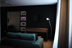 Deluxe Double Room | Minibar, in-room safe, desk, soundproofing