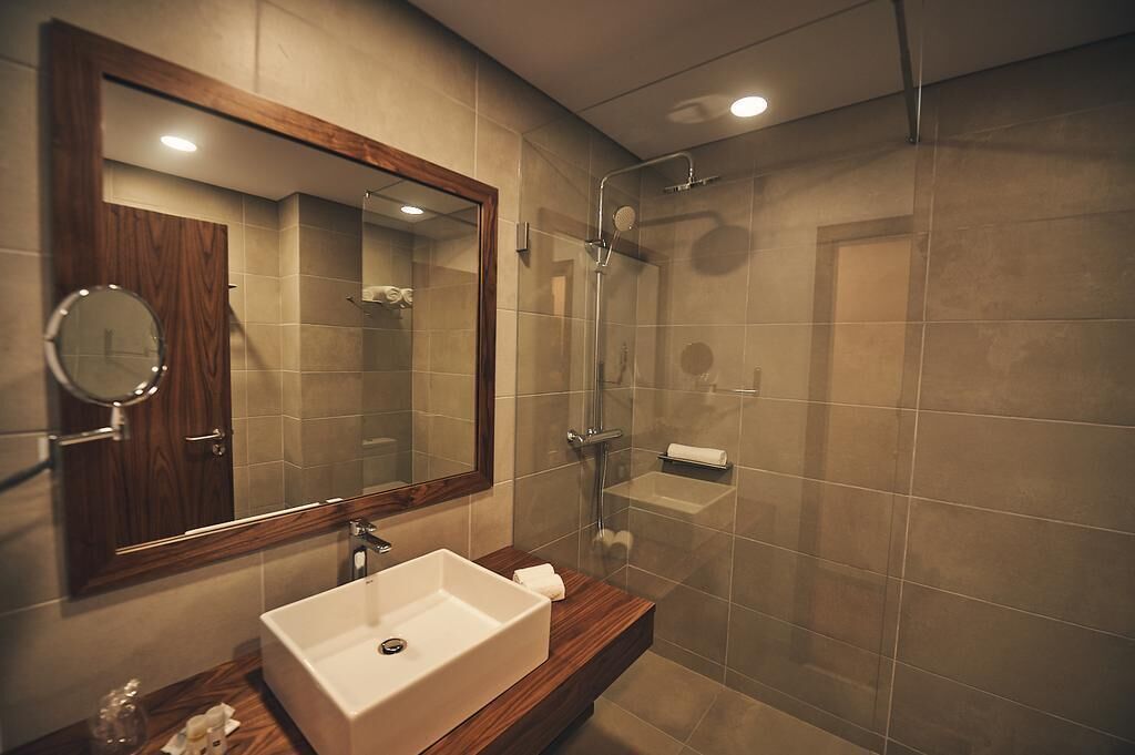 standard twin room | bathroom | free toiletries, hair dryer, towels