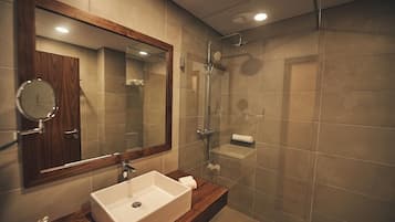 Standard Twin Room | Bathroom | Free toiletries, hair dryer, towels