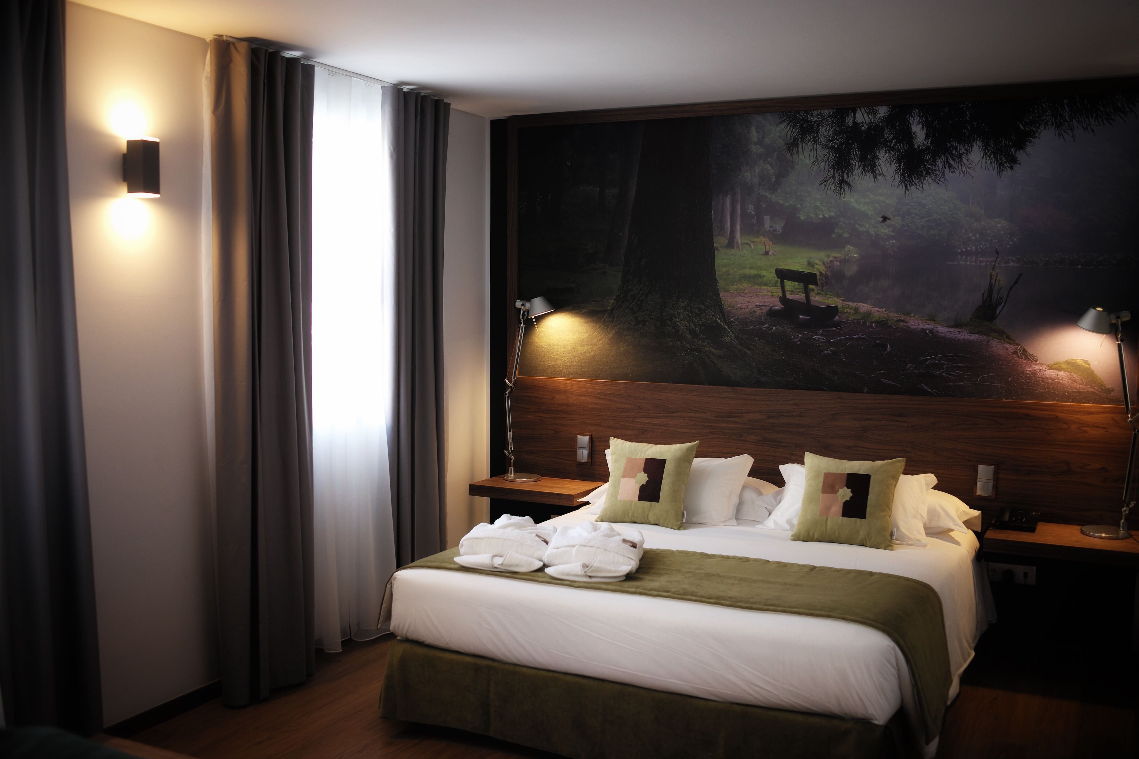 deluxe double room | 1 bedroom, minibar, in-room safe, desk