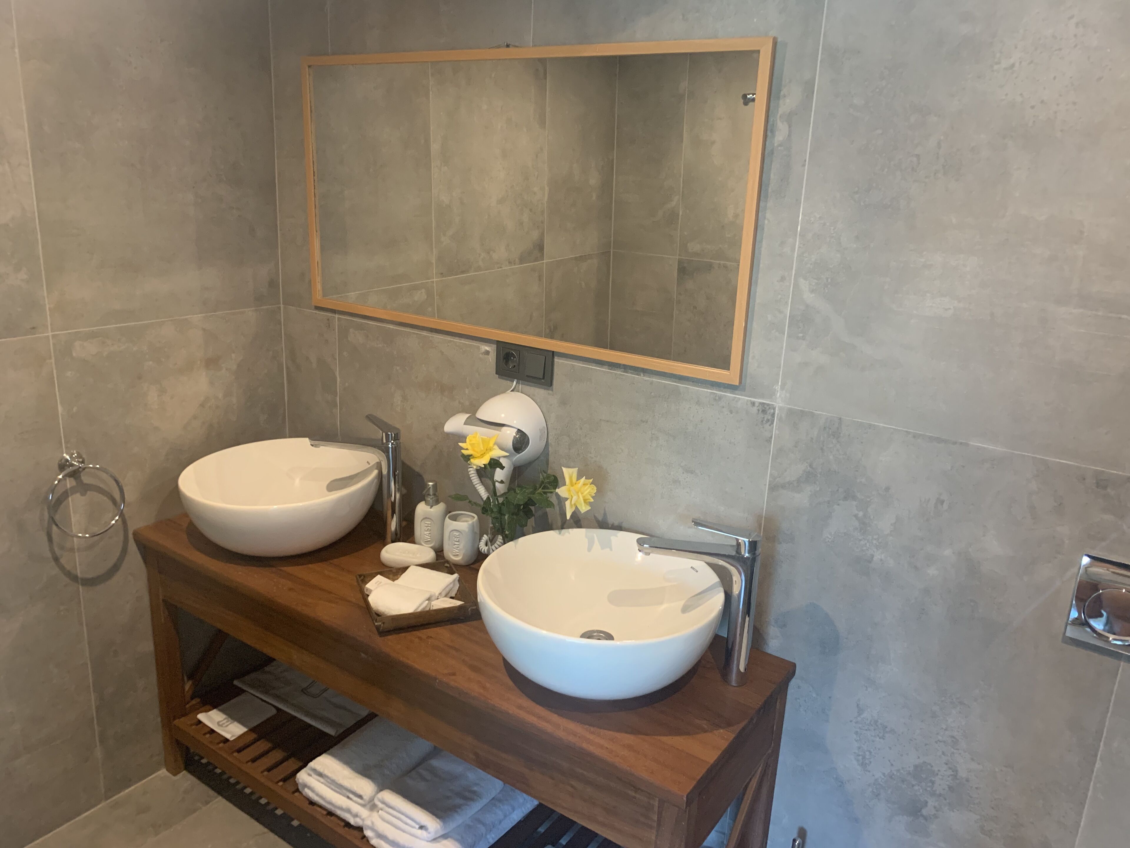 myndos room | bathroom | shower, hair dryer, towels, soap