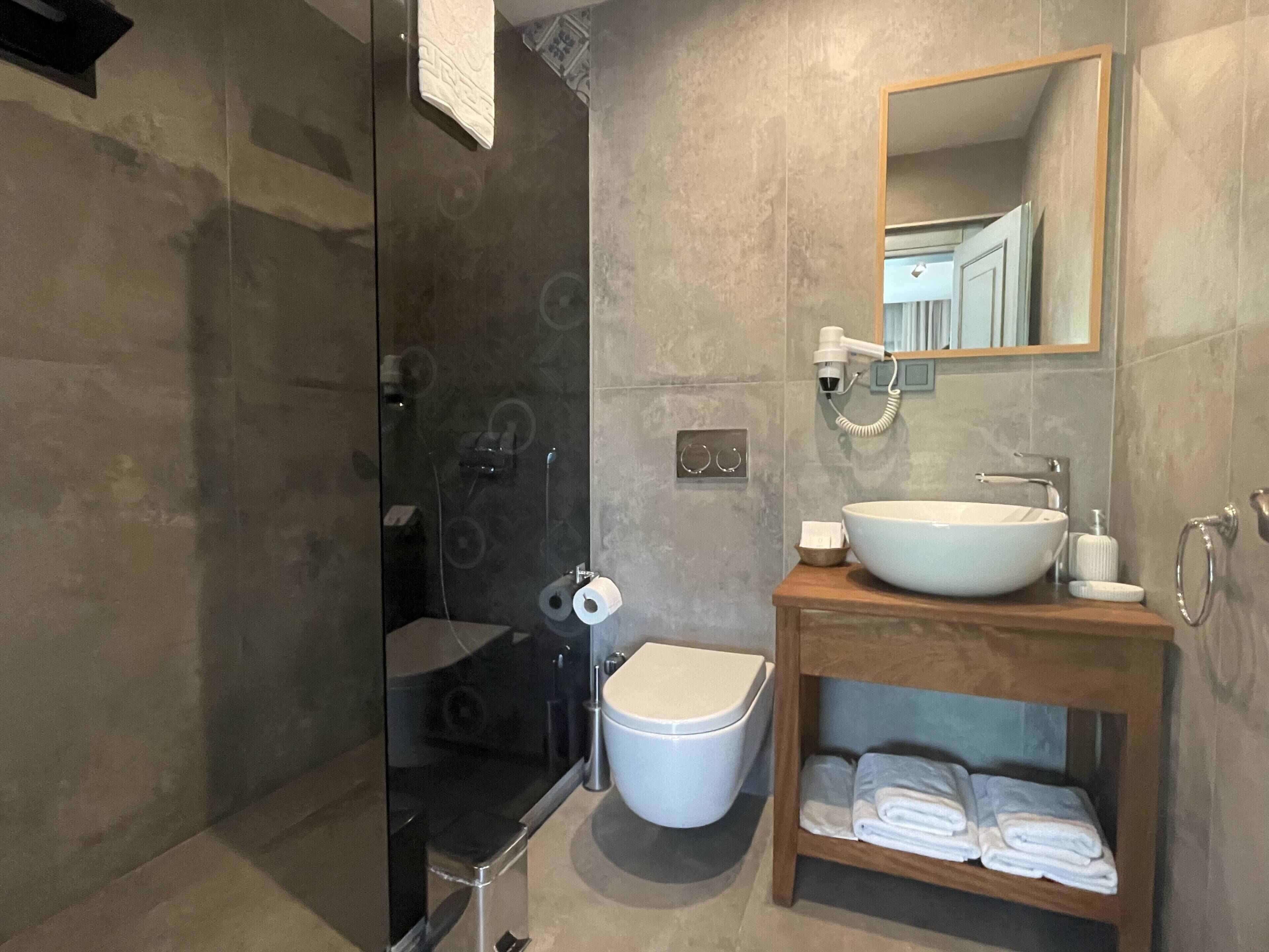 farilya room | bathroom | shower, hair dryer, towels, soap