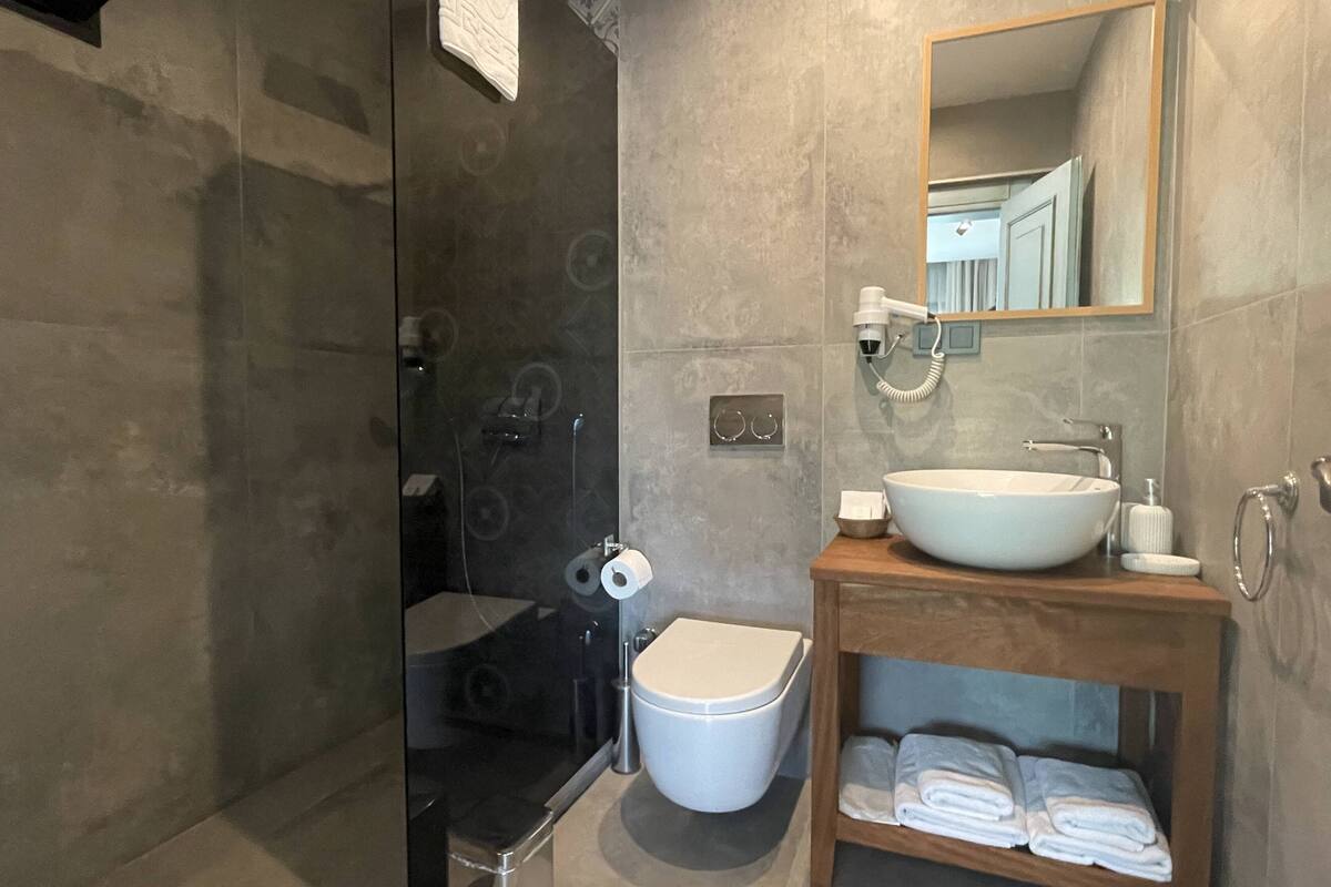 farilya room | bathroom | shower, hair dryer, towels, soap